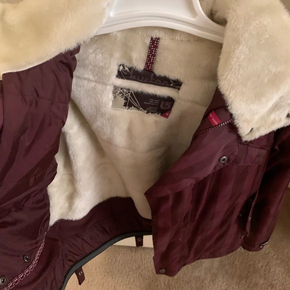 Snowboarding jacket 🧥 - Picture 2 of 4